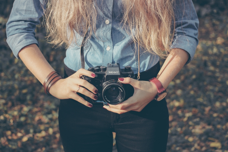 photographe-PIGNANS-min_hand-person-girl-woman-camera-photography-614-pxhere.com